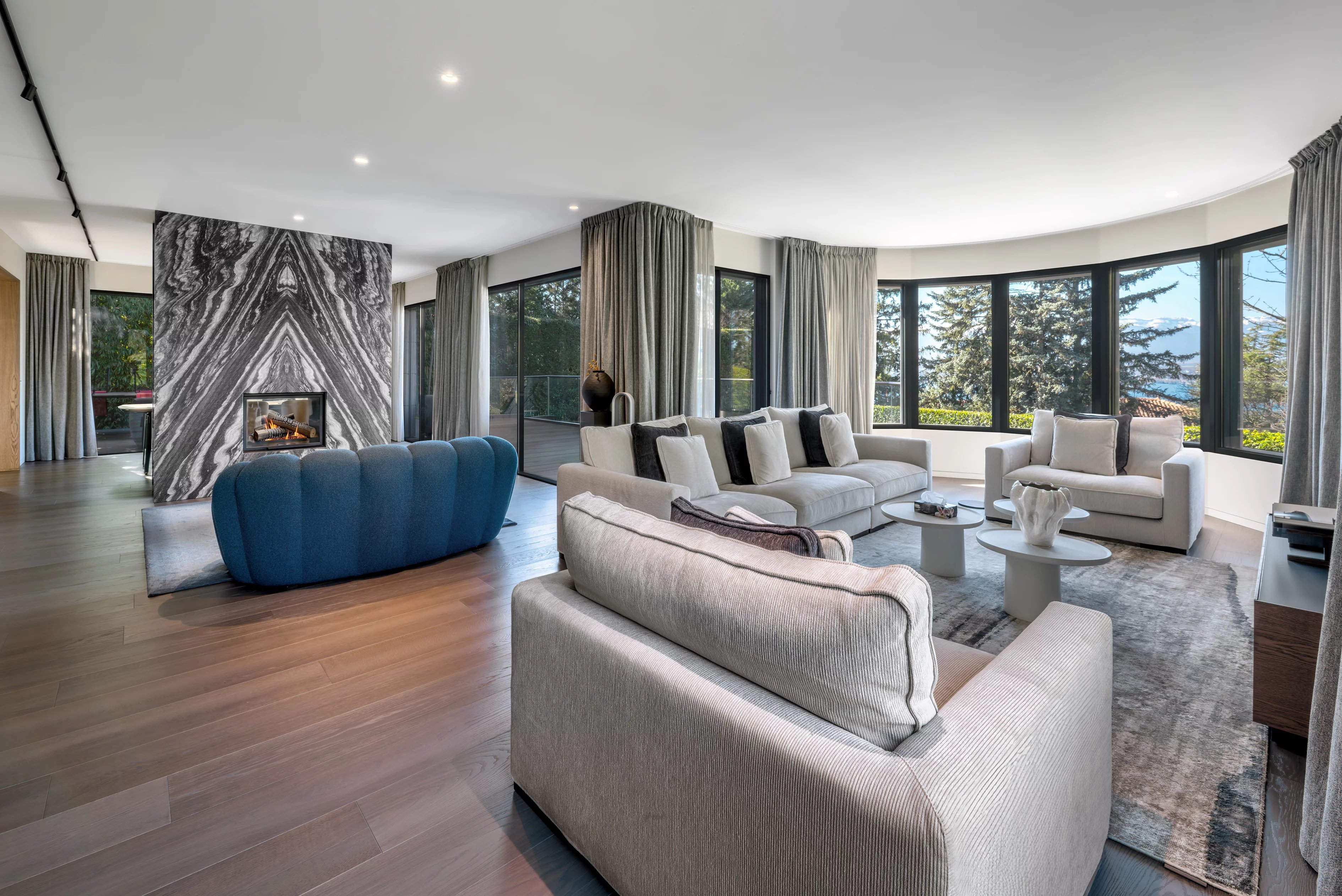 Panorama sur le lac et intérieurs contemporains