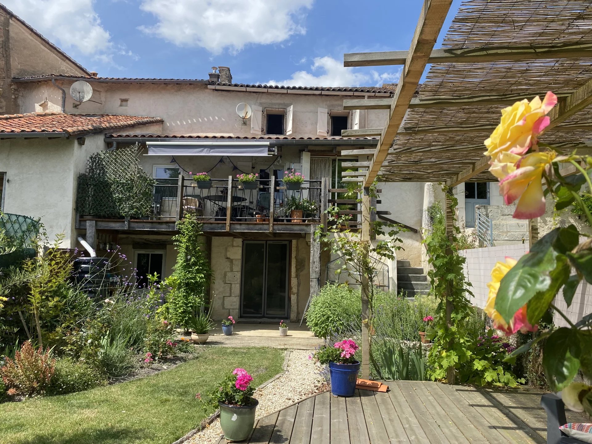 Maison très bien présentée dans un quartier historique de la ville.