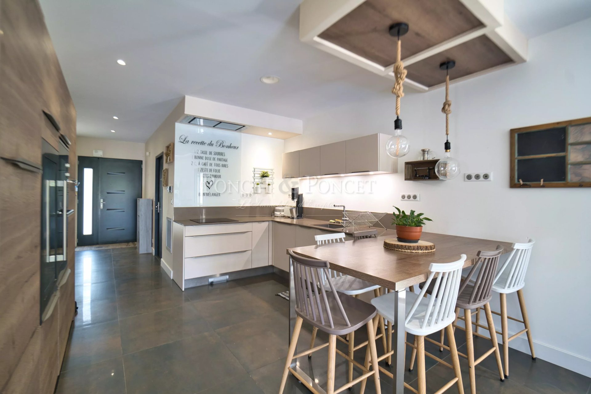 6 Bedroom Villa/Townhouse's Image 9