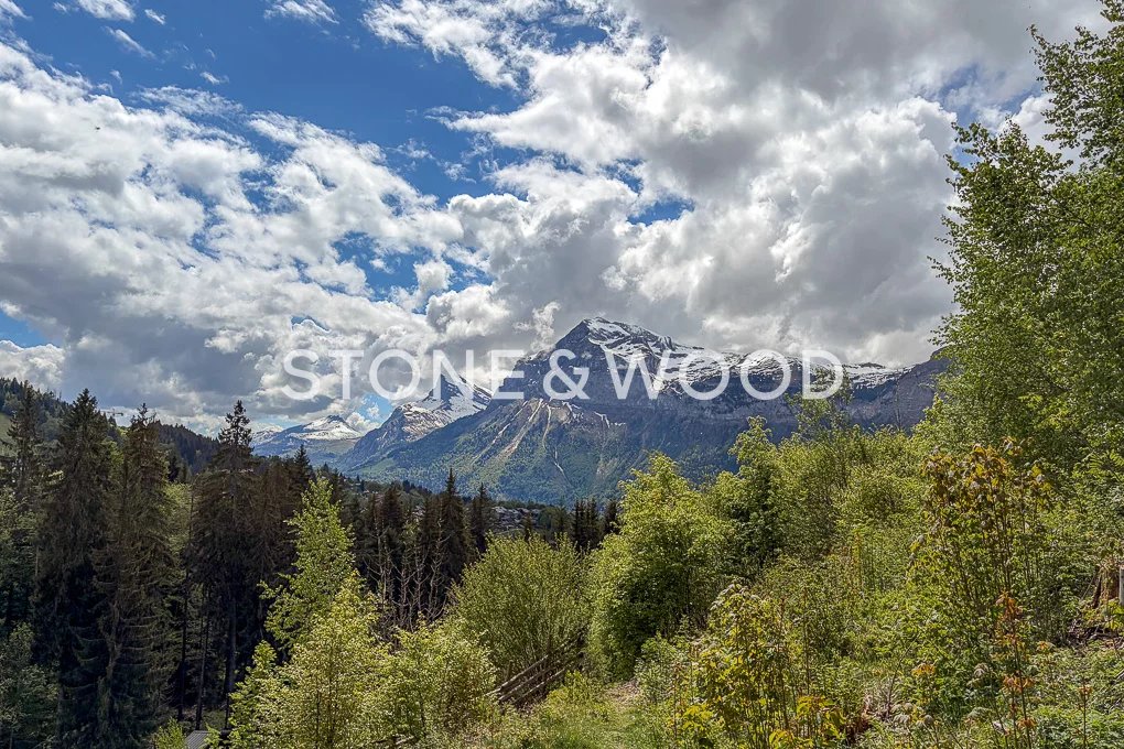 Terrain constructible avec panorama sur les Aravis, aux pied