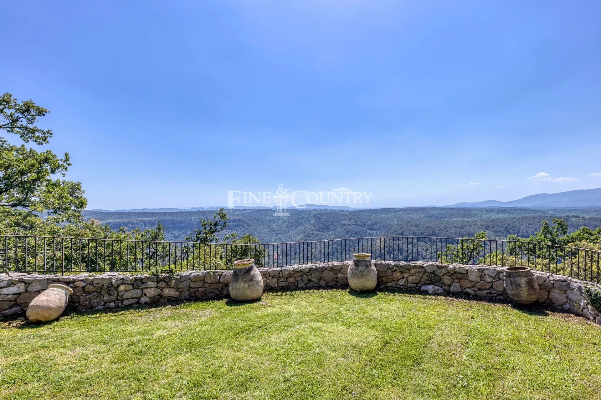 Photo of Estate for sale in Saint-Cezaire-sur-Siagne