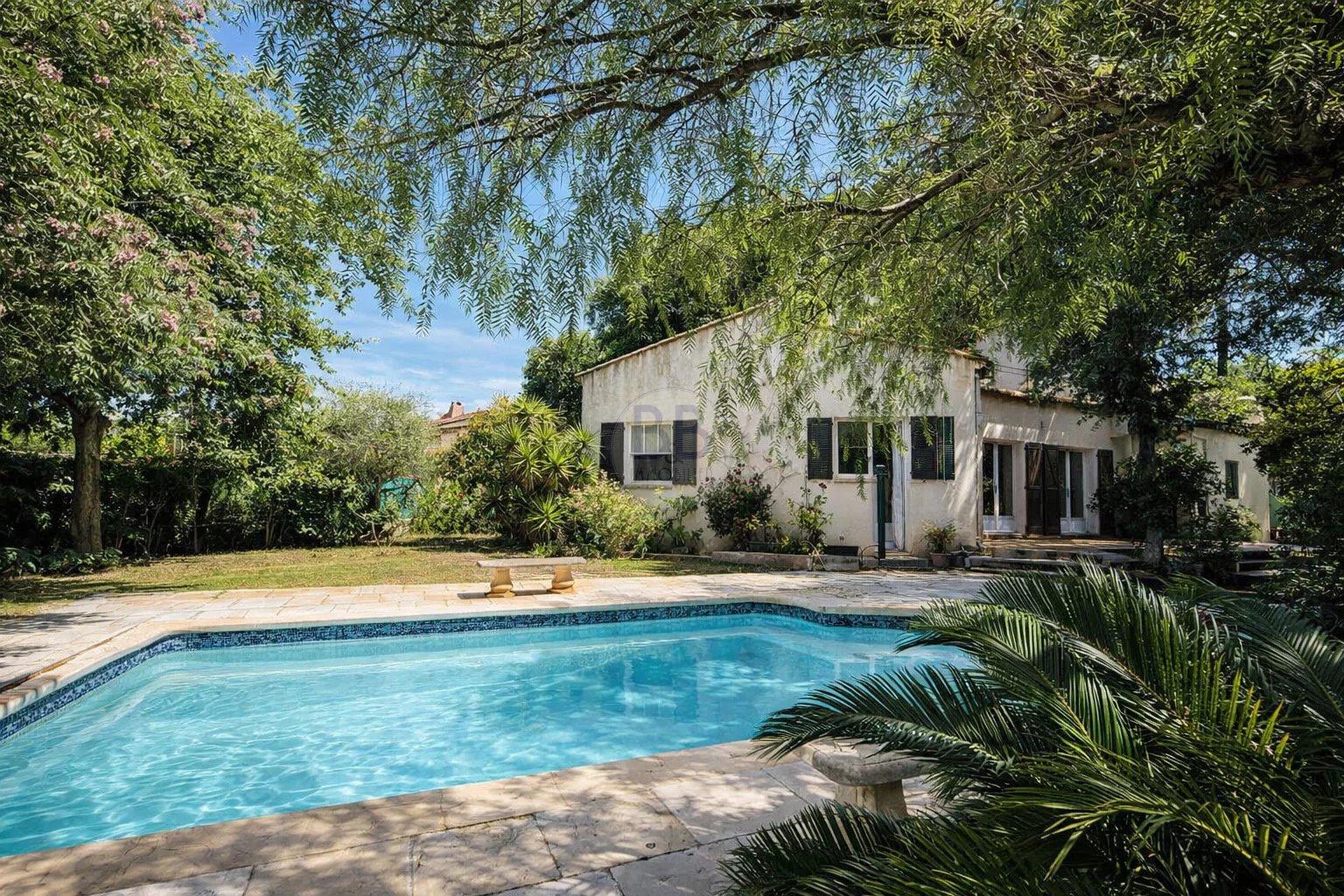 A vendre dans domaine privé villa 5 pièces avec piscine au c