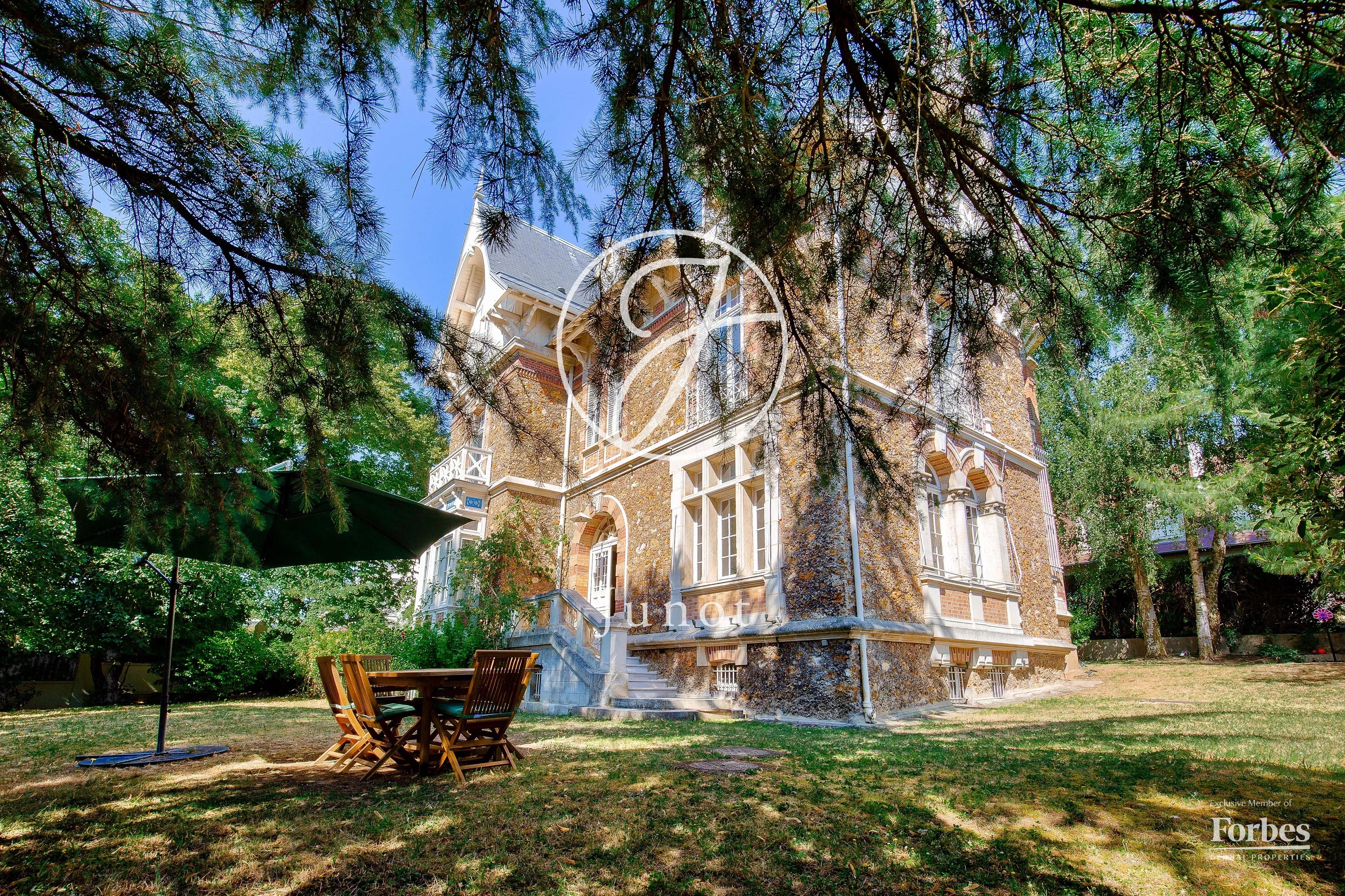Sèvres - MONESSE - Maison meulière - 473m² - 5 chambres - Terrain 1500m²