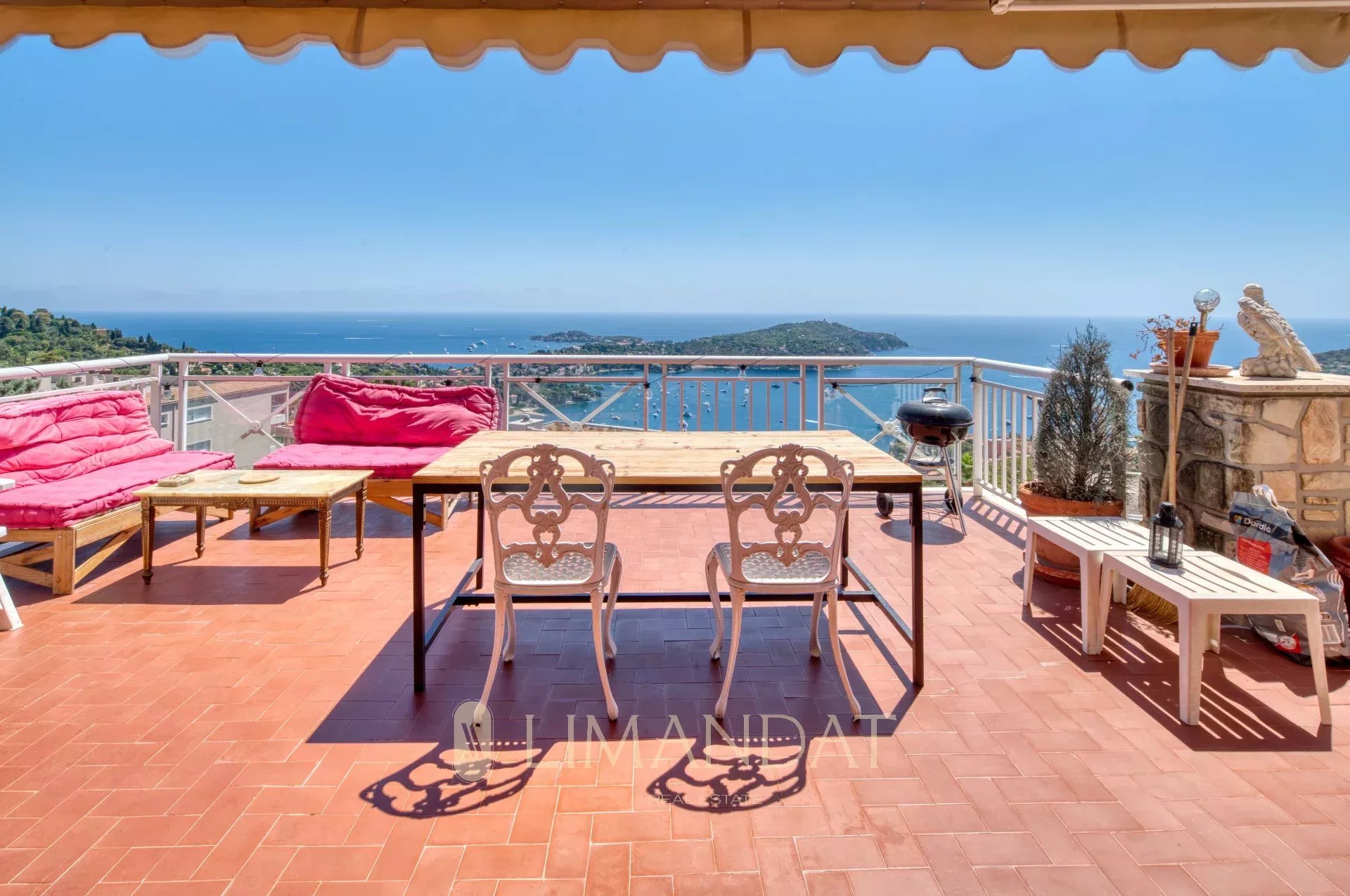 Villefranche-sur-Mer – Villa unique de 347 m2 vue mer panoramique, jardin, terrasse, double garage, parkings, ascenseur