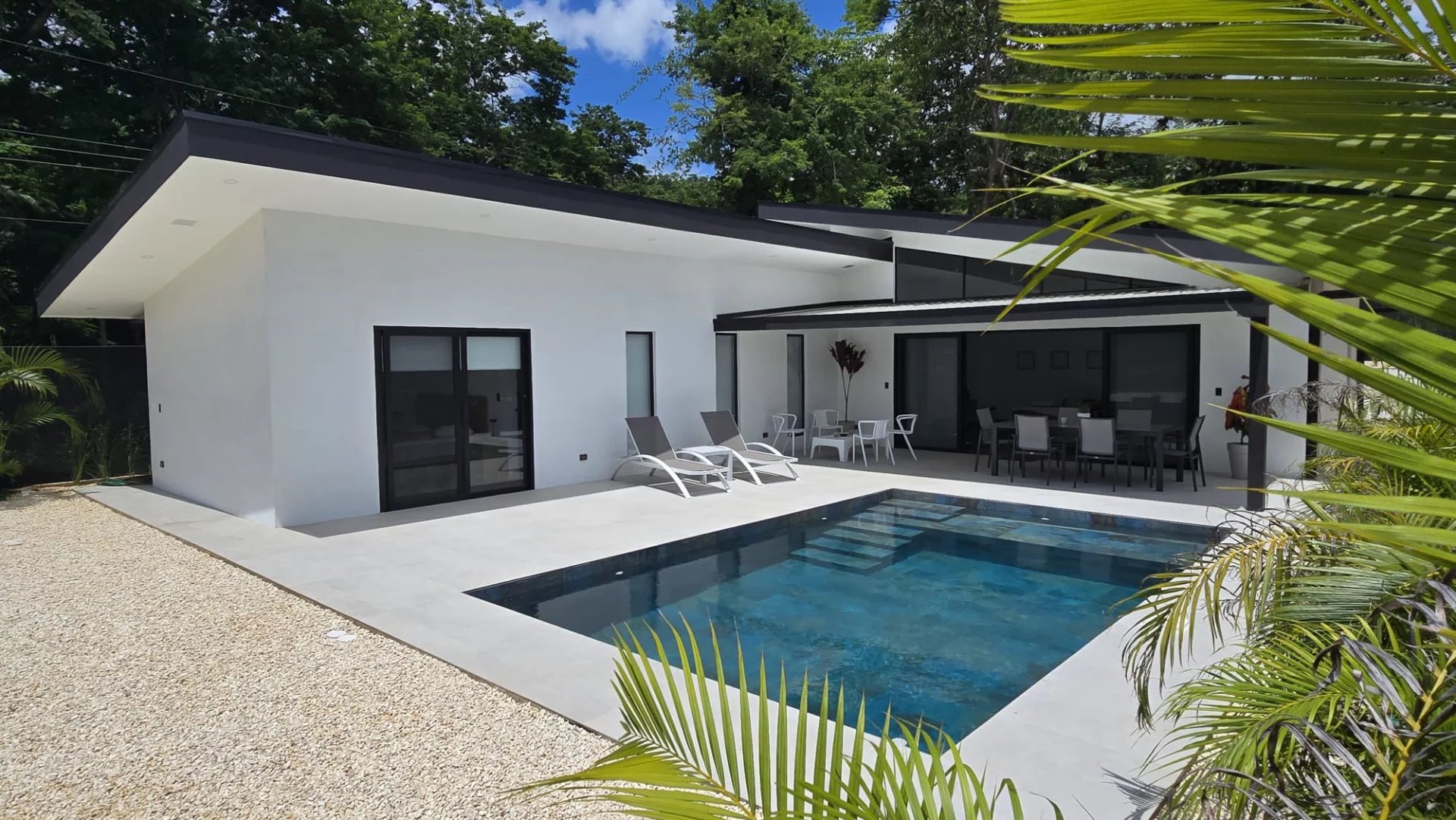 Villa nueva de 160 m2 y de alta calidad con 3 habitaciones y piscina, ubicada cerca de Playa Grande.