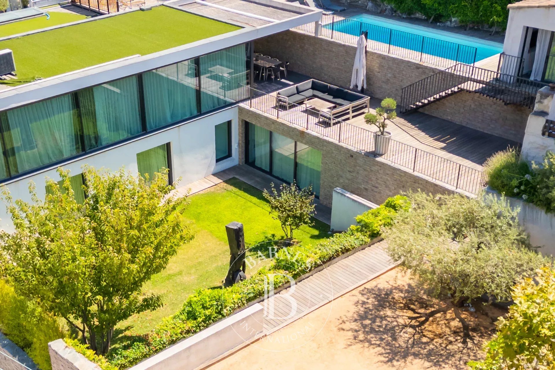 Vente Roucas Blanc - 13007 - Villa contemporaine de 300 m² avec piscine, 4 chambres en suites,  studio indépendant, nombreux stationnements