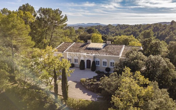 Villa for sale in Callas — photo 1