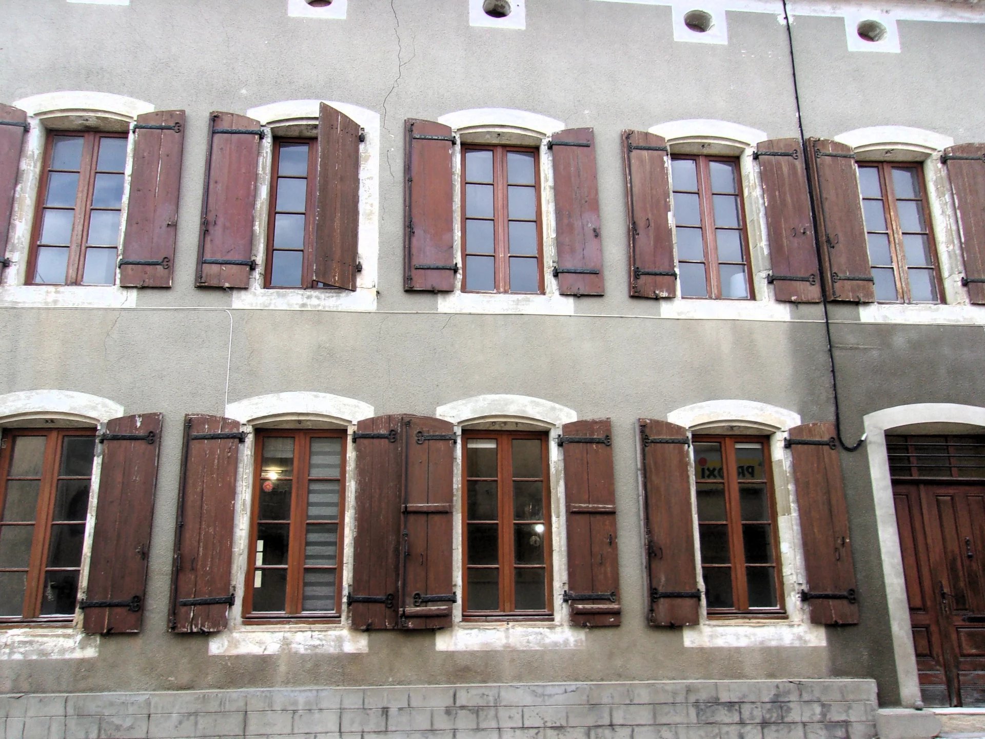 Maison de village en pierre de 2 chambres avec garage et cour