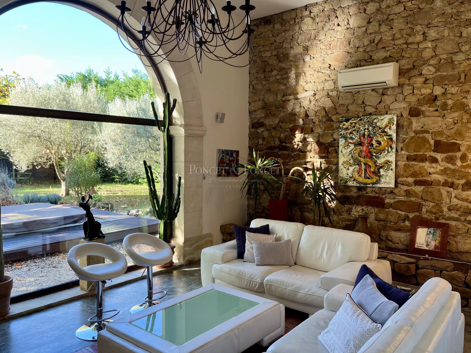 8 Bedroom Villa/Townhouse's Image 9