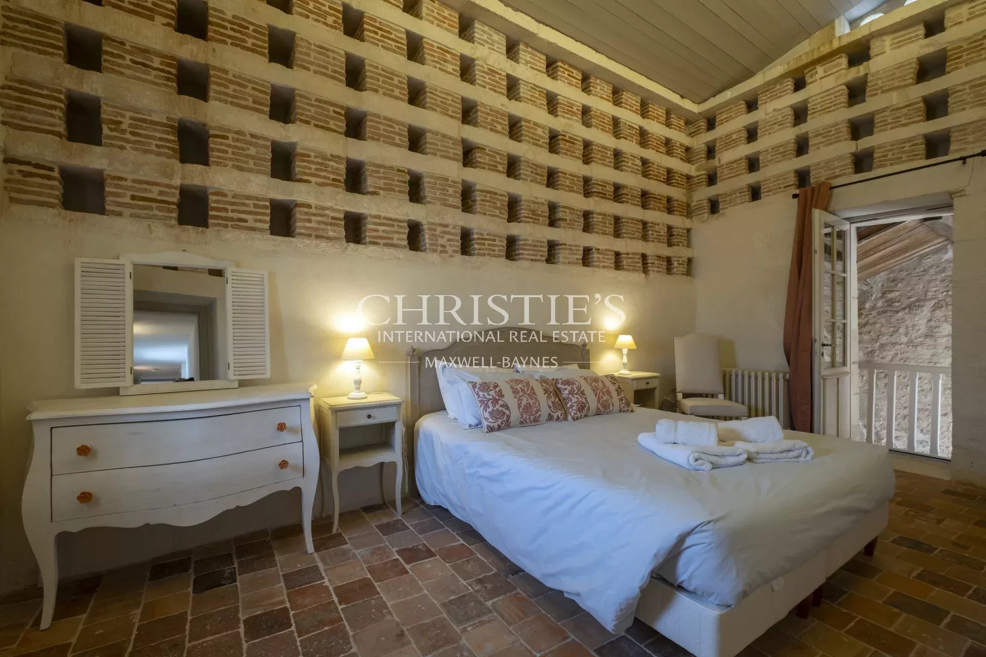 10 Bedroom Villa/Townhouse's Image 26