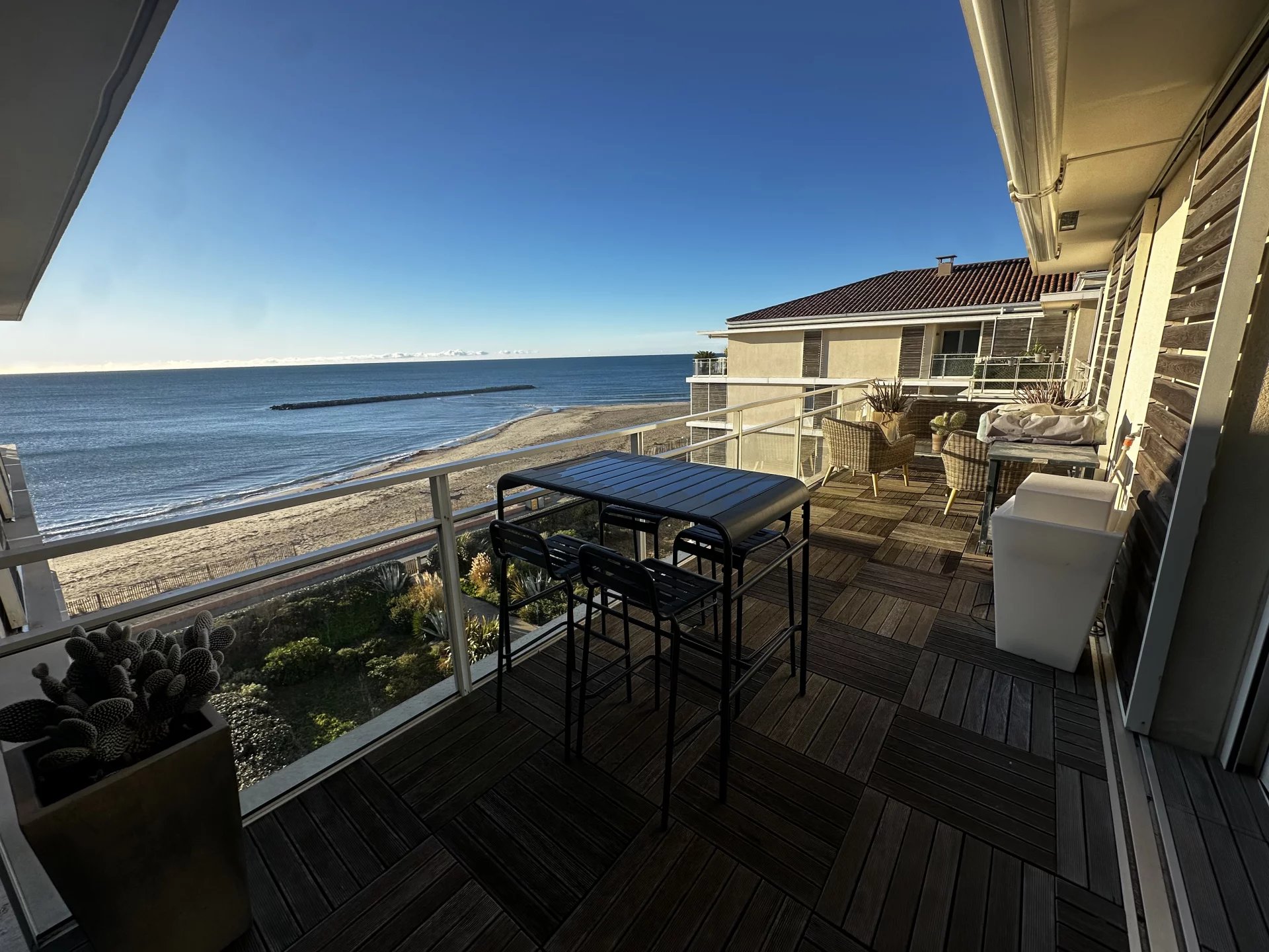 un dernier étage, 1ere ligne,  3 chambres, terrasse vue mer  plein sud ,parking et cave .