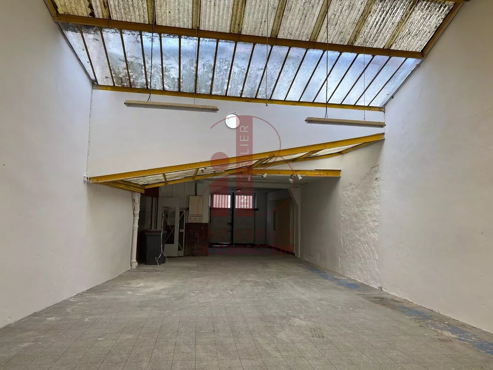 FONTAINEBLEAU PLEIN COEUR DE VILLE  -  LOCAL BRUT 248 M² RDC - PARKING A PROXIMITE