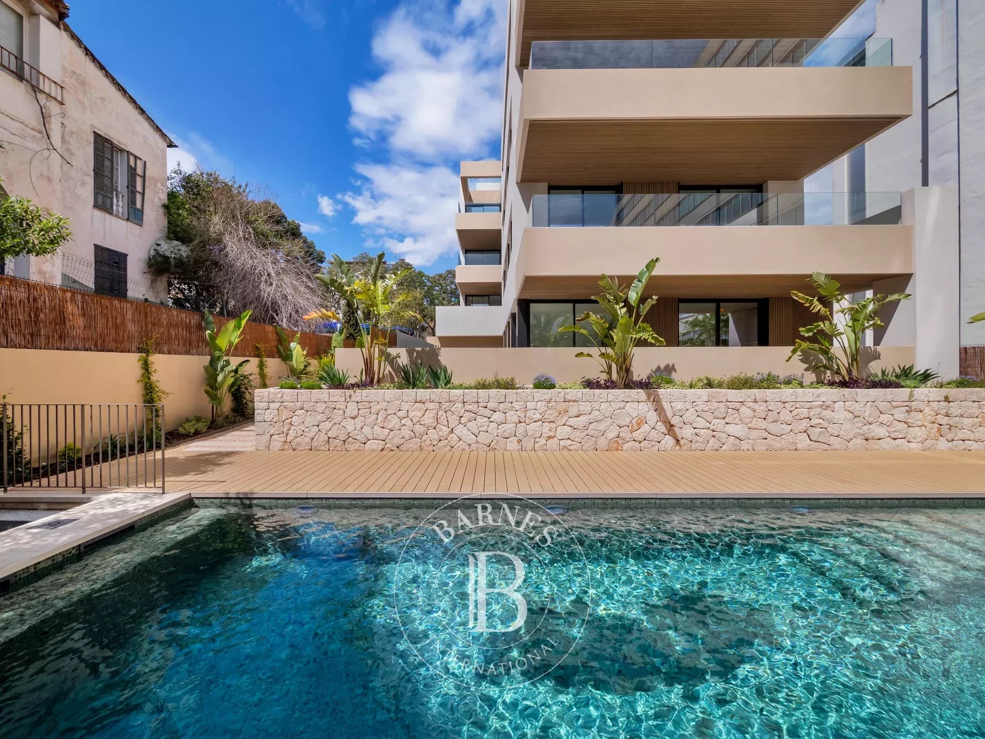 Appartement Moderne avec Deux Terrasses et Lumière Naturelle Abondante