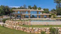 A Contemporary Architectural Masterpiece with Exceptional Panoramic Views — photo 2 of 7