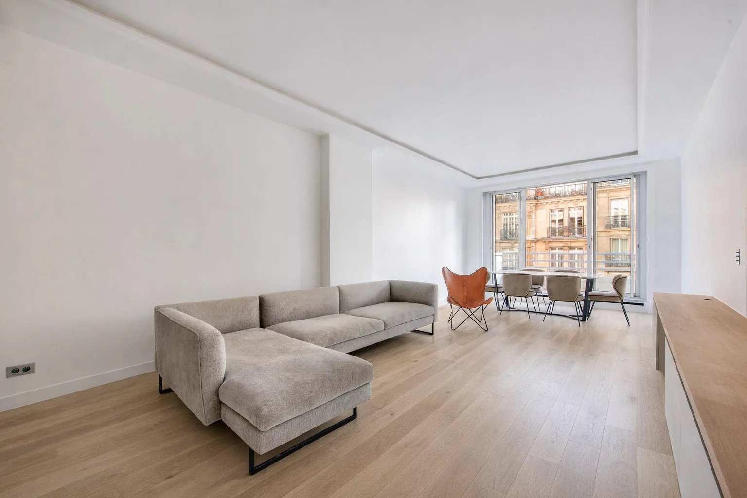 PARIS 75016. MOZART - MONTMORENCY. Renovated apartment with balconies