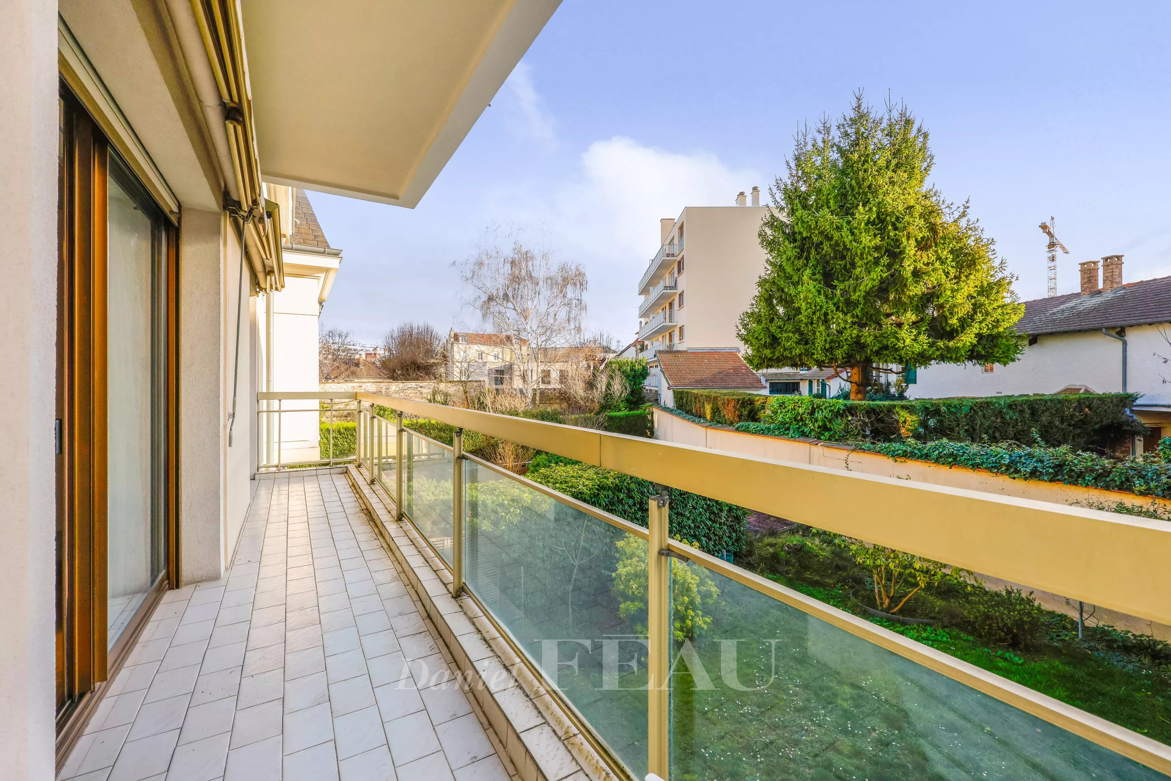 Saint-Germain-en-Laye  -  A bright apartment with a balcony