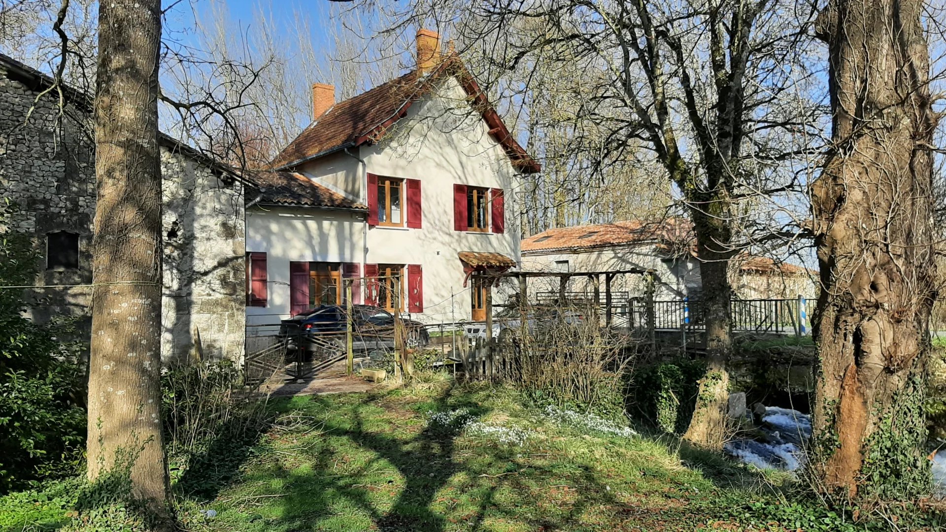 Peaceful restored mill house with guest house and large barns