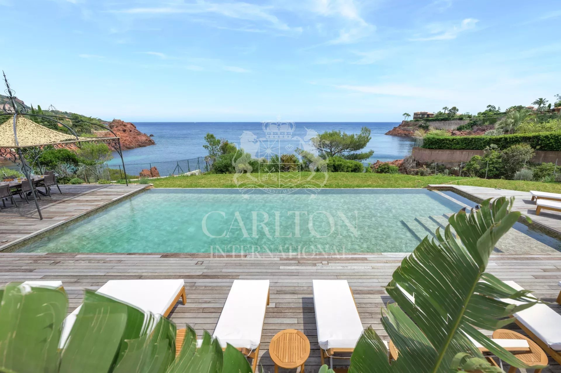 SAINT RAPHAEL – Sublime propriété pieds dans l’eau avec accès privé à la plage