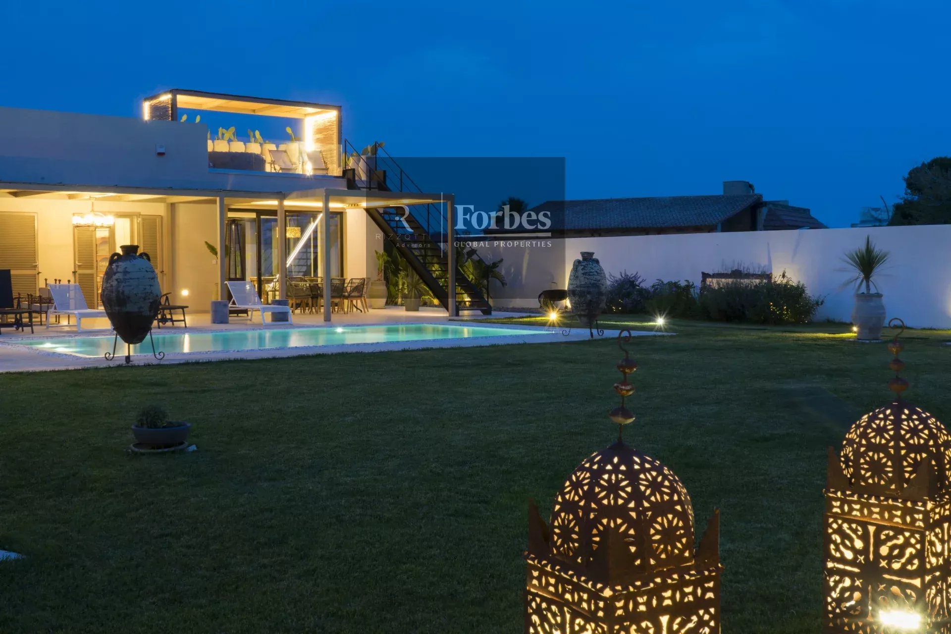 Villa Alti – Eleganza Contemporanea in riva al mare