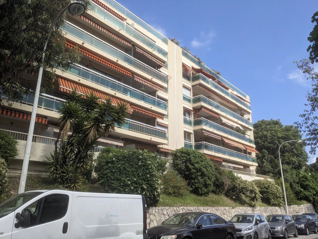 Apartment for sale in Nice — Nice Cimiez 3 bed apartment plus garage for sale