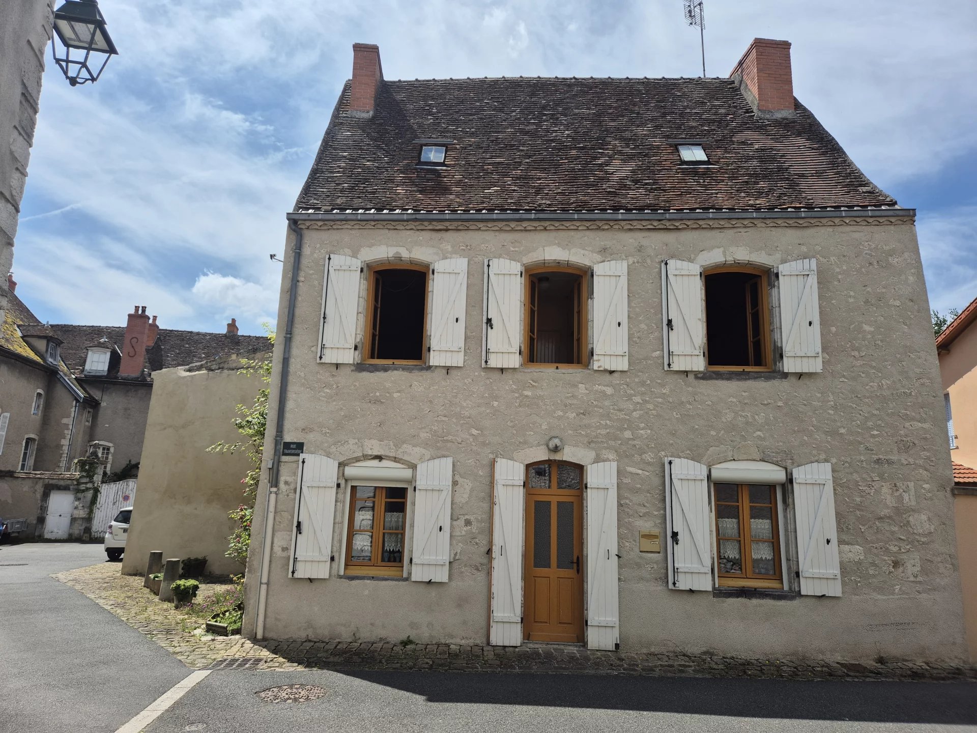 EBREUIL, maison de bourg quatre chambres