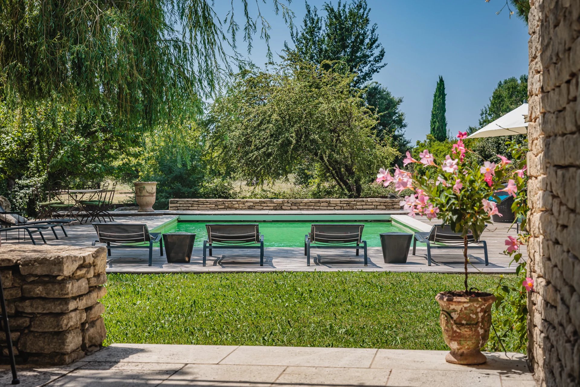 Gordes  - Belle maison en pierre sur un terrain constructible avec piscine