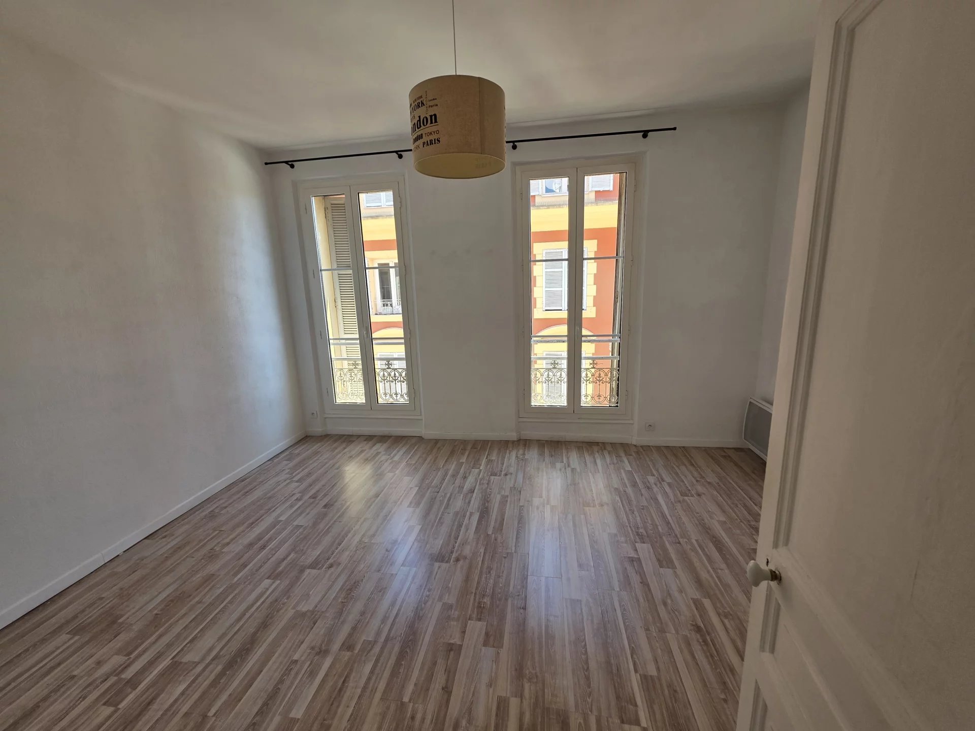 FOUR-ROOM BOURGEOIS APARTMENT IN MENTON TOWN CENTRE