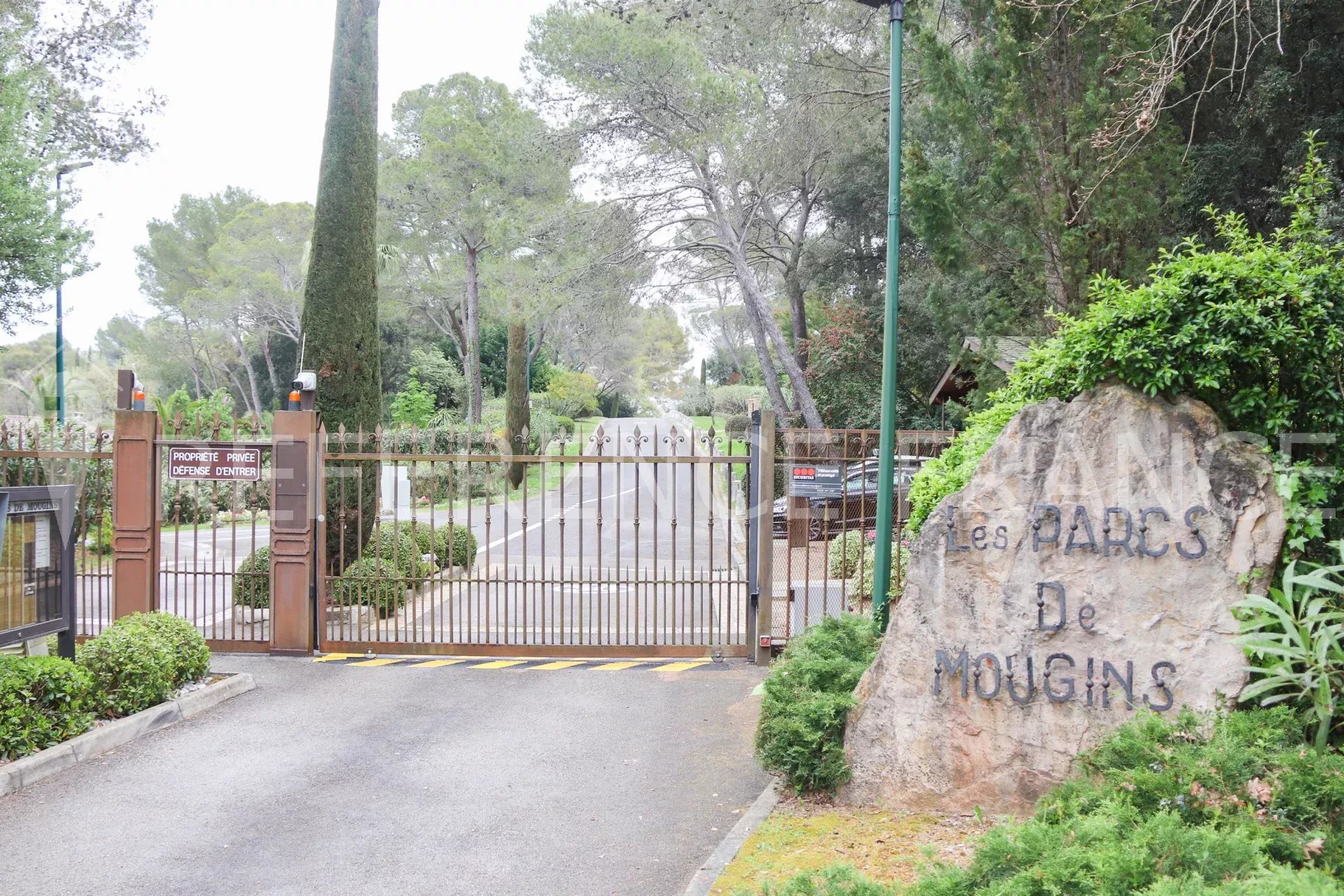 DANS LES PARCS DE MOUGINS. DOMAINE FERME AVEC GARDIEN