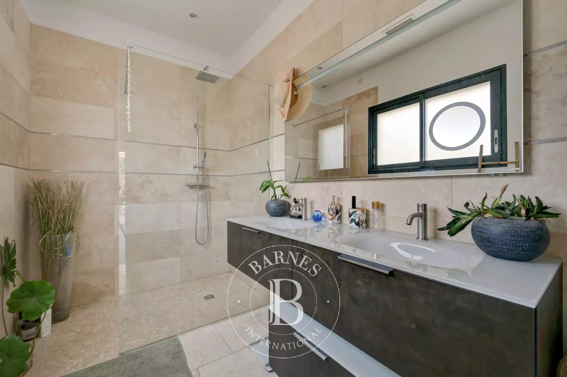 2NEAR AIX-EN-PROVENCE – CONTEMPORARY HOUSE 4,747 SQ FT – 7 BEDROOMS – HEATED SWIMMING POOL – LANDSCAPED GARDEN 0.99 ACRES – ABSOLUTE TRANQUILLITY - picture 14