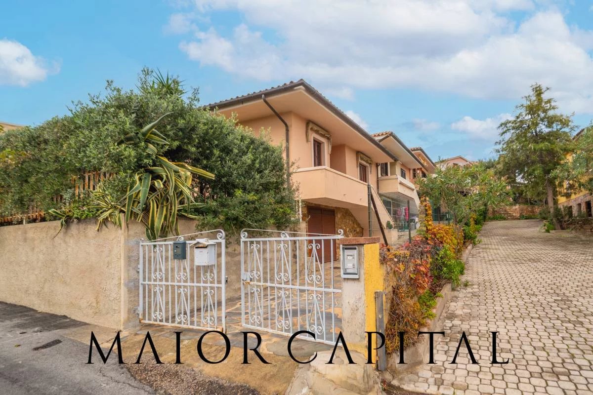 San Teodoro | Villetta a schiera con ampio giardino su tre lati