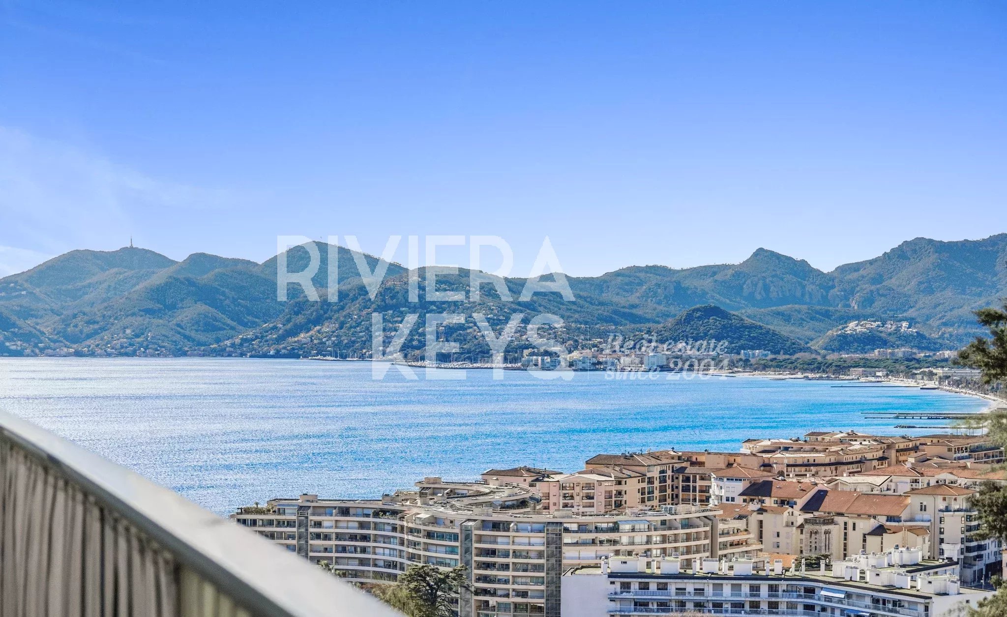 CANNES – Croix des Gardes: Elegant 3-rumslägenhet med panoramautsikt över havet