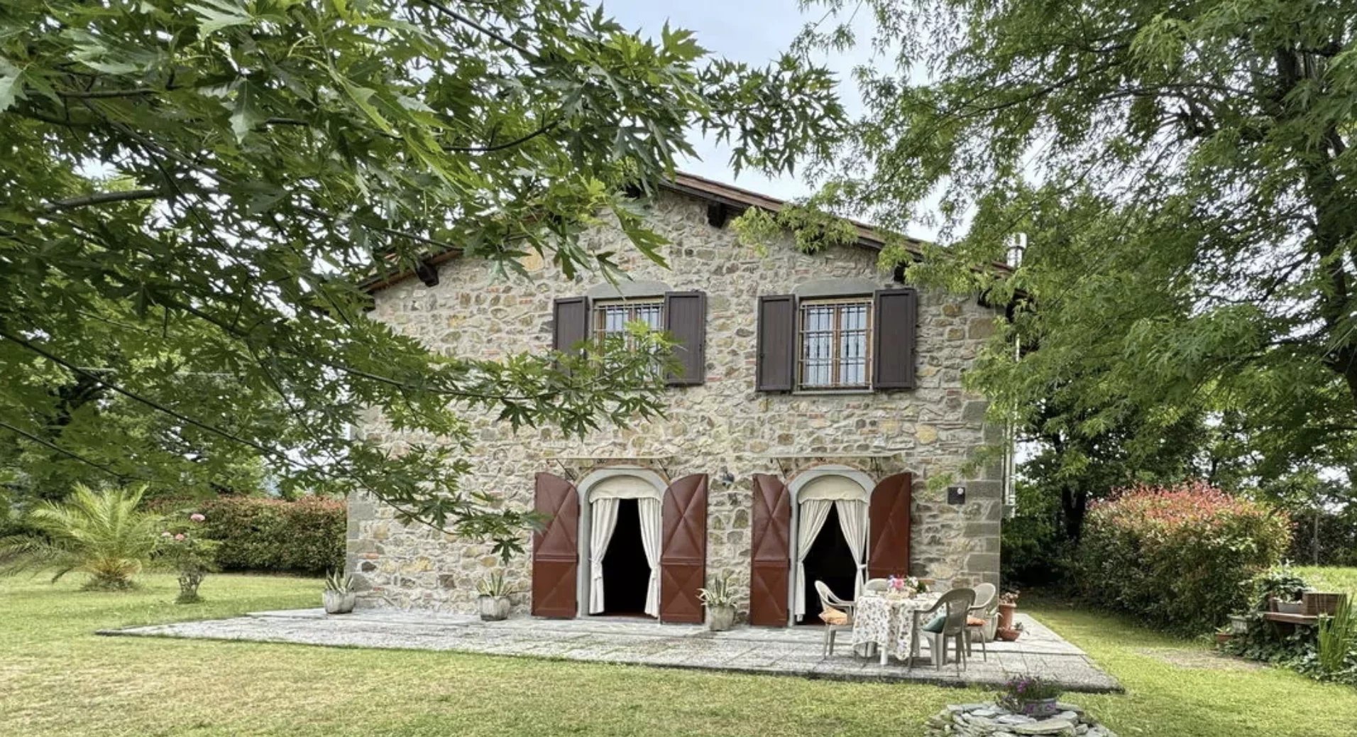 ITALIE, TOSCANE, LUCQUES, MAISON EN PIERRE AVEC JARDIN, POUR 4 PERSONNES,