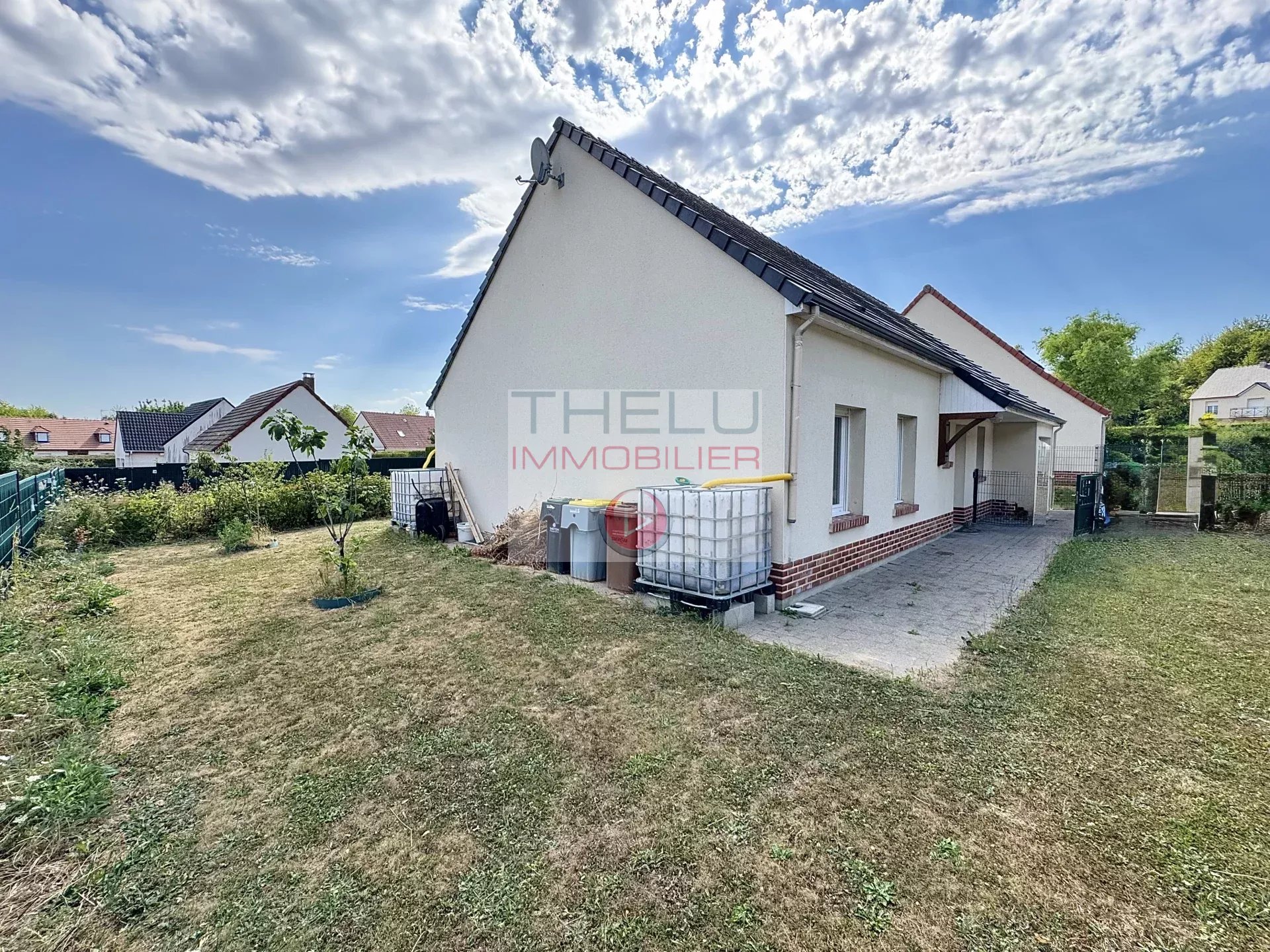 Pavillon de plain-pied avec garage et jardin