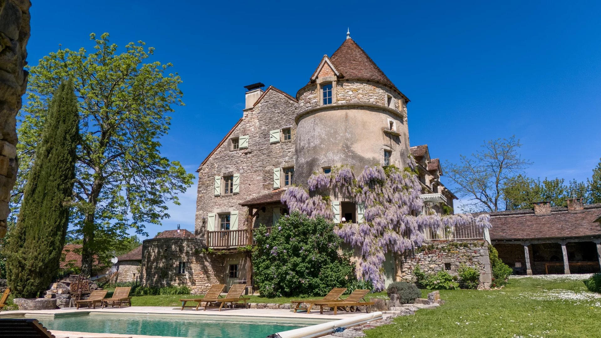 Remarkable and unusual 15th-century manor house