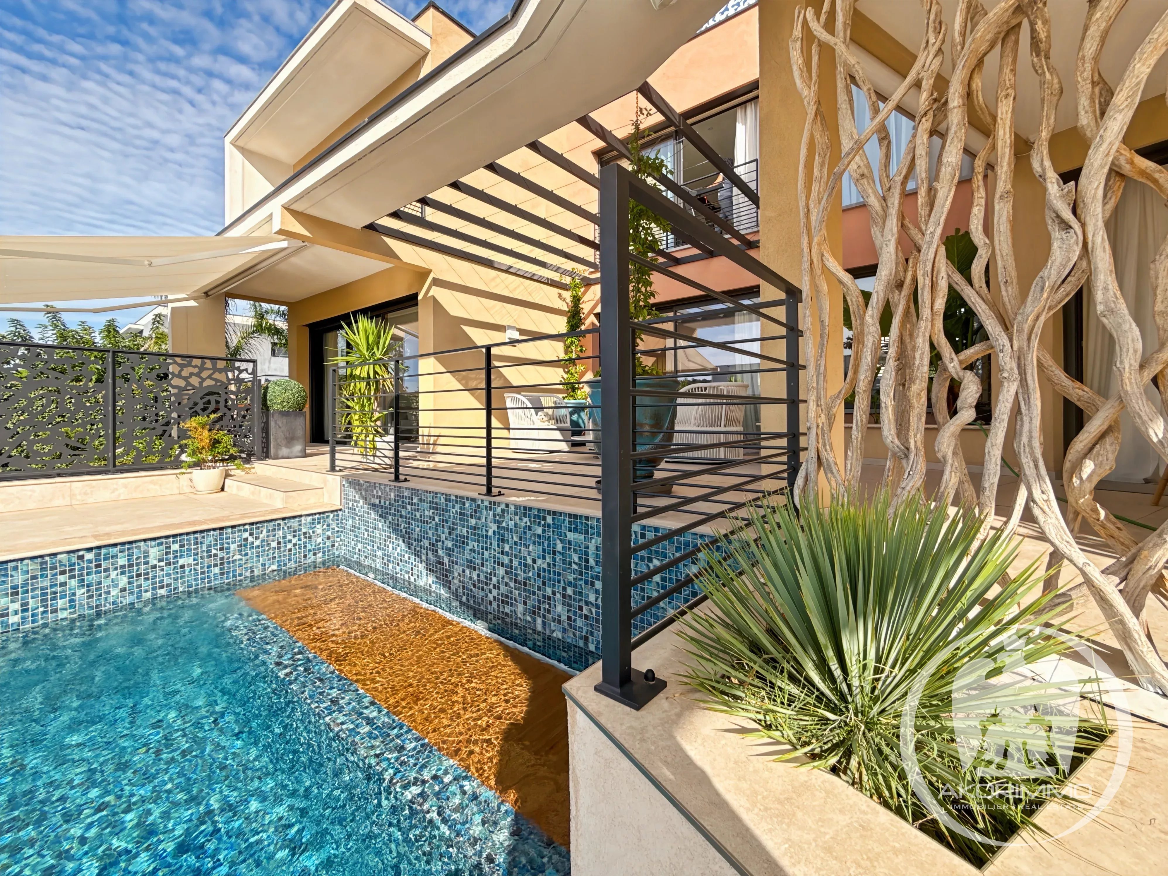 House  - 5 rooms  - 311.69 m2 -