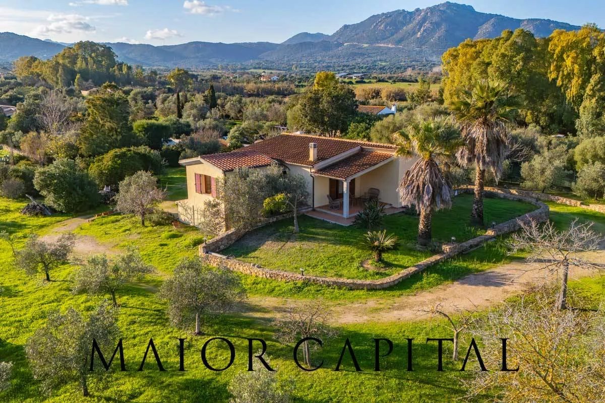 Olbia | Villa panoramica con ampio terreno privato