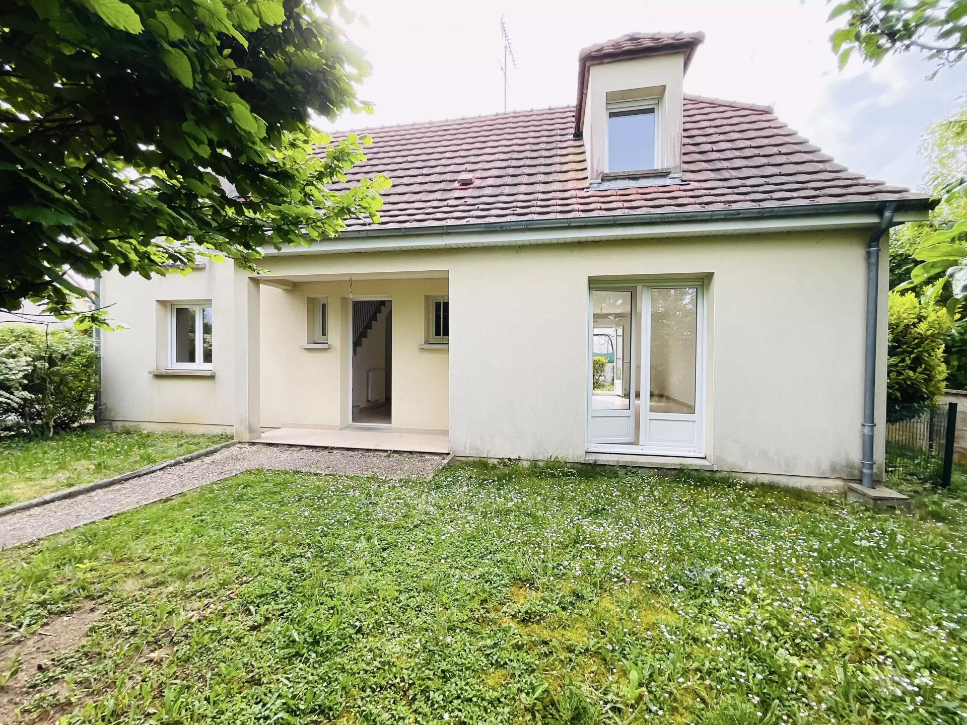 Maison de 2010 Type 6 sur Sous Sol , 4 chambres
