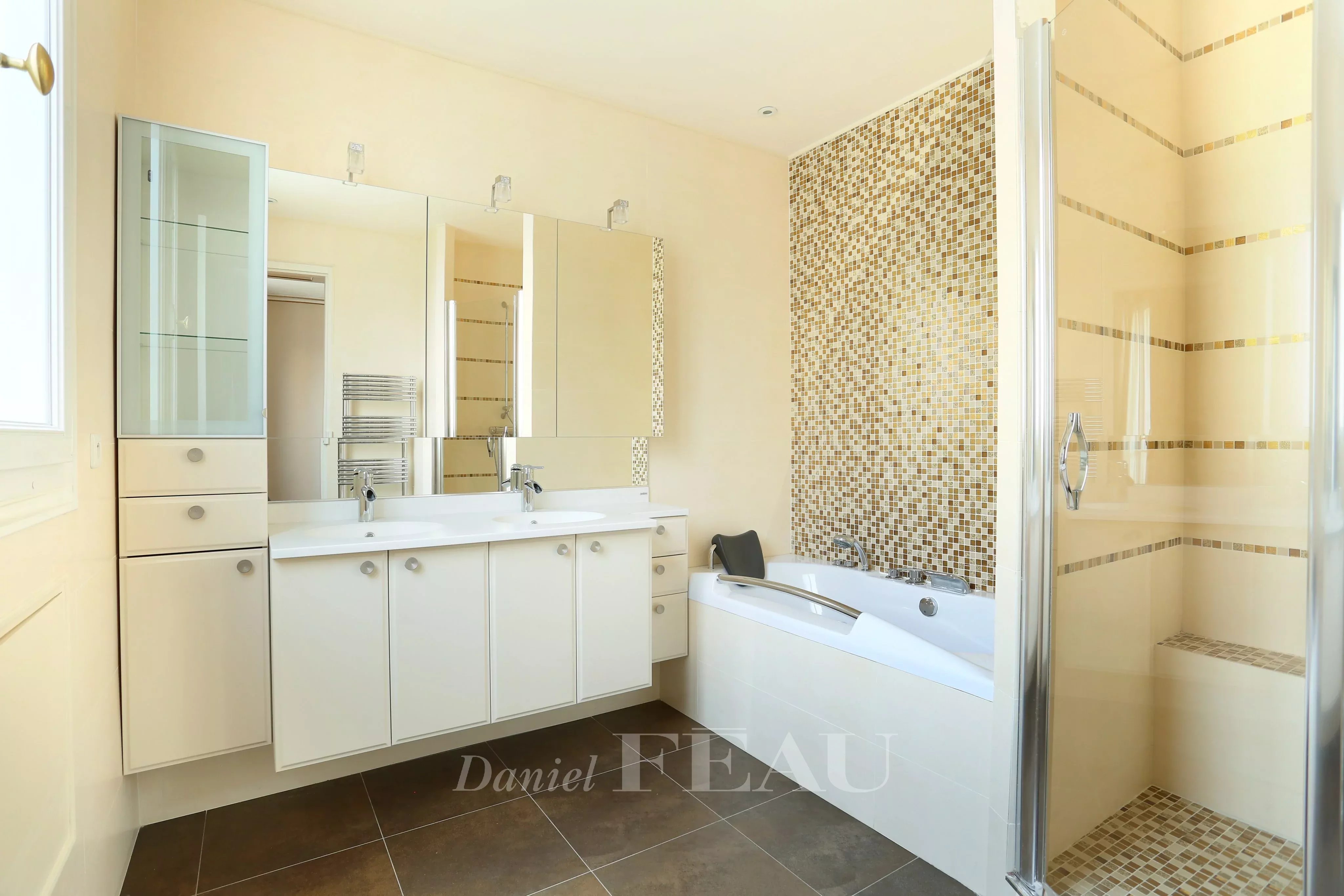 Bathroom Natural light Tile