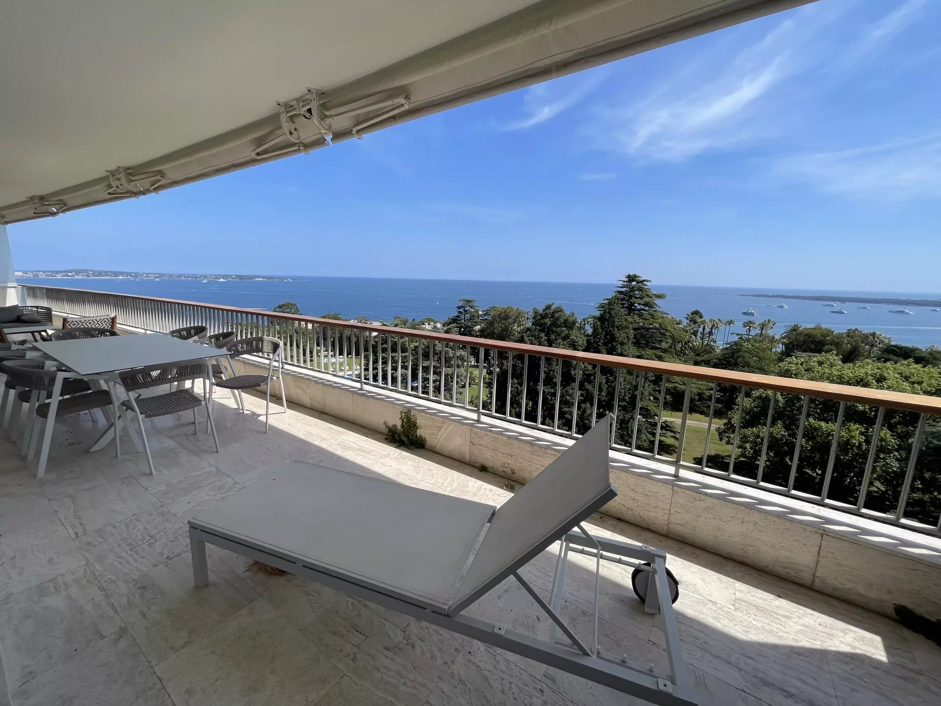 CANNES CALIFORNIE - SPACIEUX APPARTEMENT VUE MER PANORAMIQUE