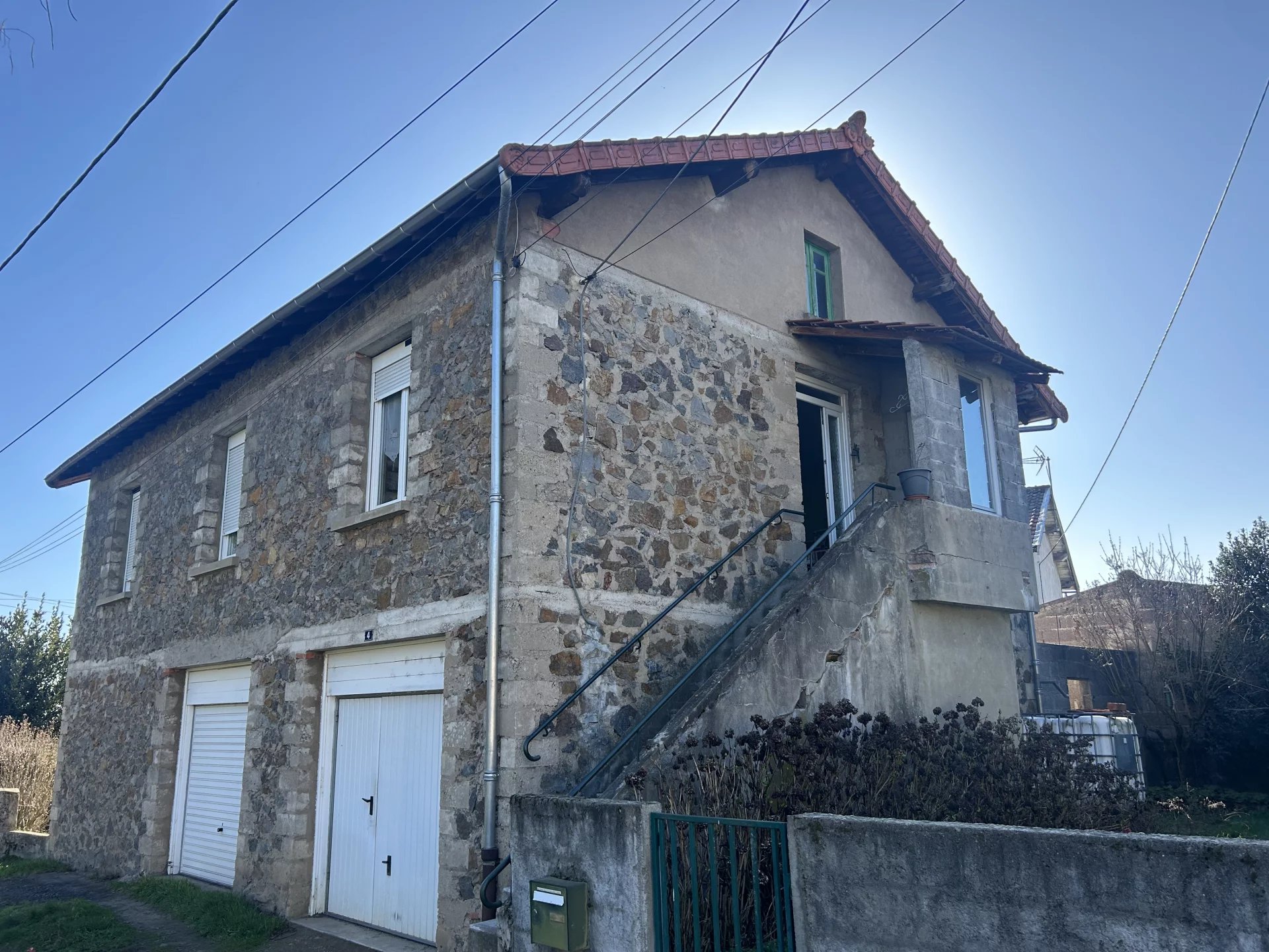 Maison en pierre avec double garage et jardin clos – Environ 85 m²