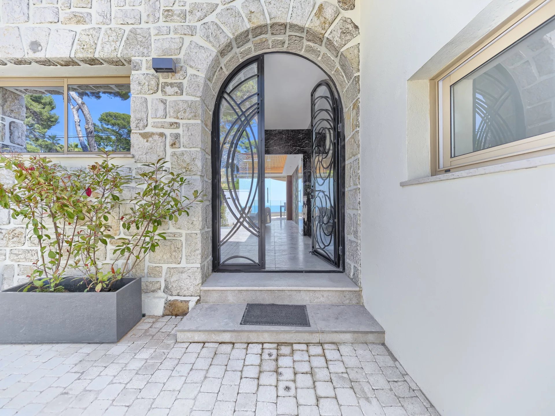 Villa en location saisonnière au Cap d'Antibes avec vue mer panoramique