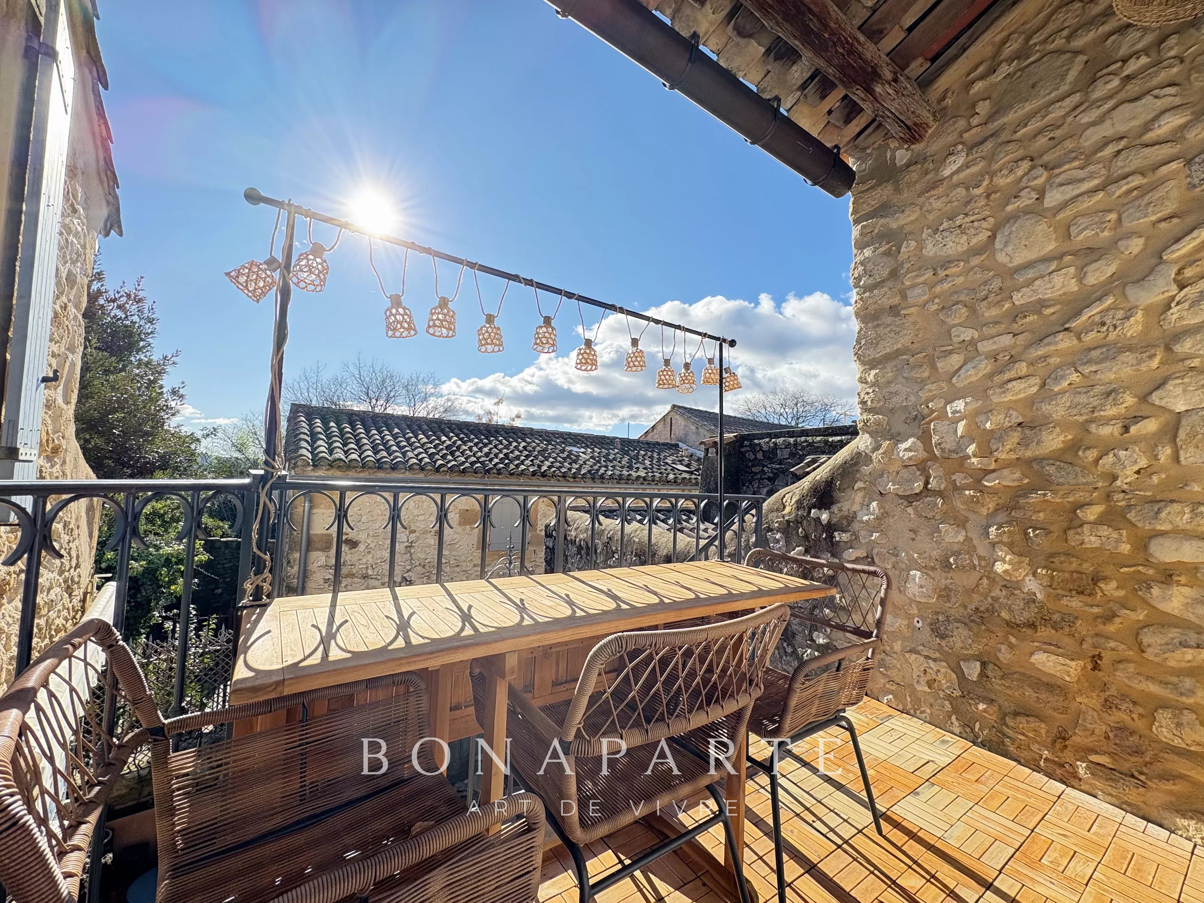 UZÈS - MAISON DE VILLAGE EN PIERRE DE 100²M - ENTIÈREMENT RÉNOVÉE