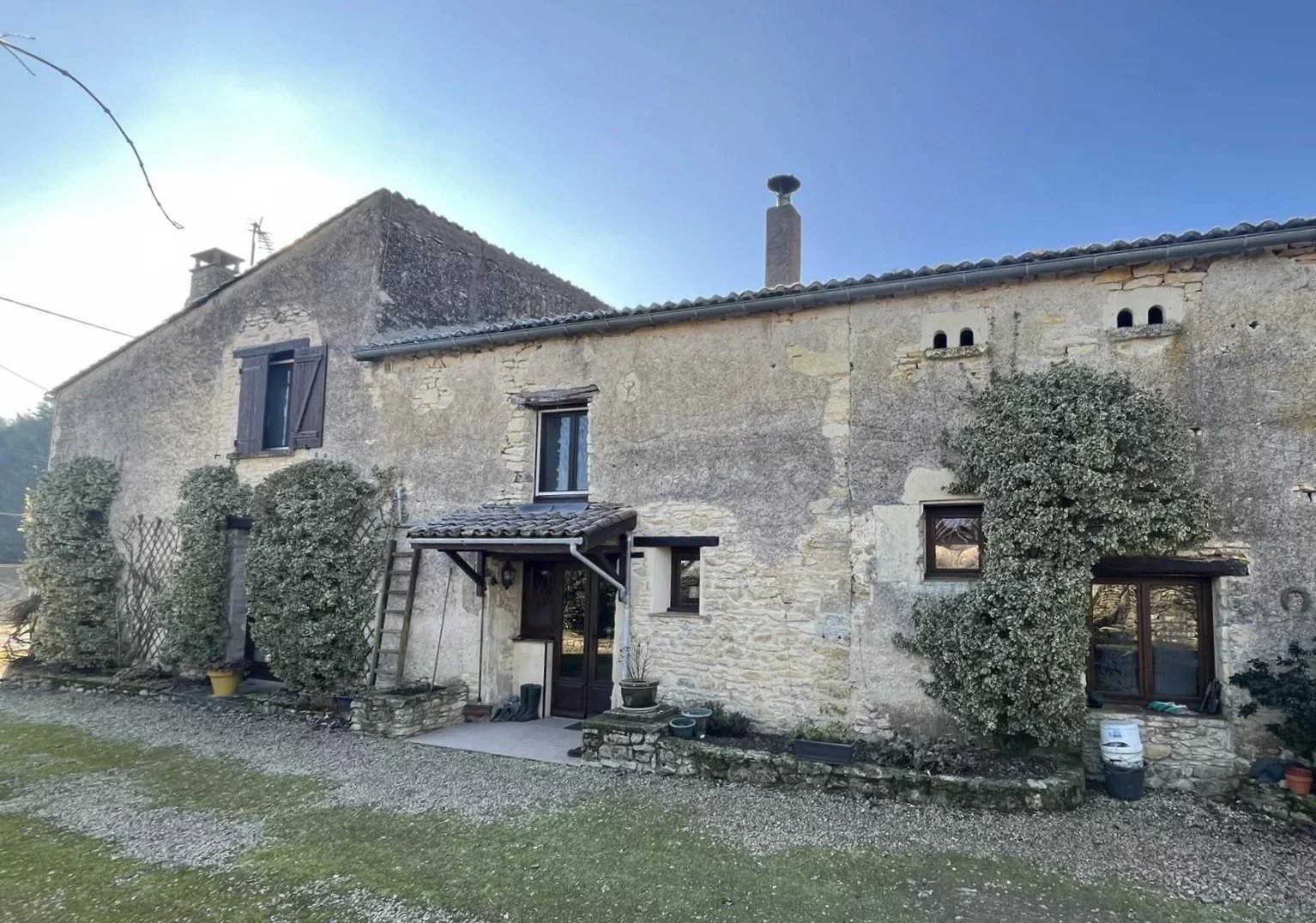 Ferme traditionnelle avec un superbe jardin