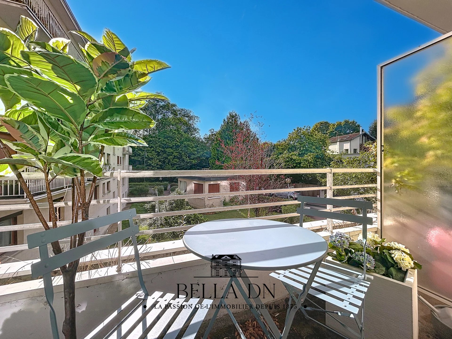 4-Room Apartment with 2 Balconies Near Town Centre and Train Station