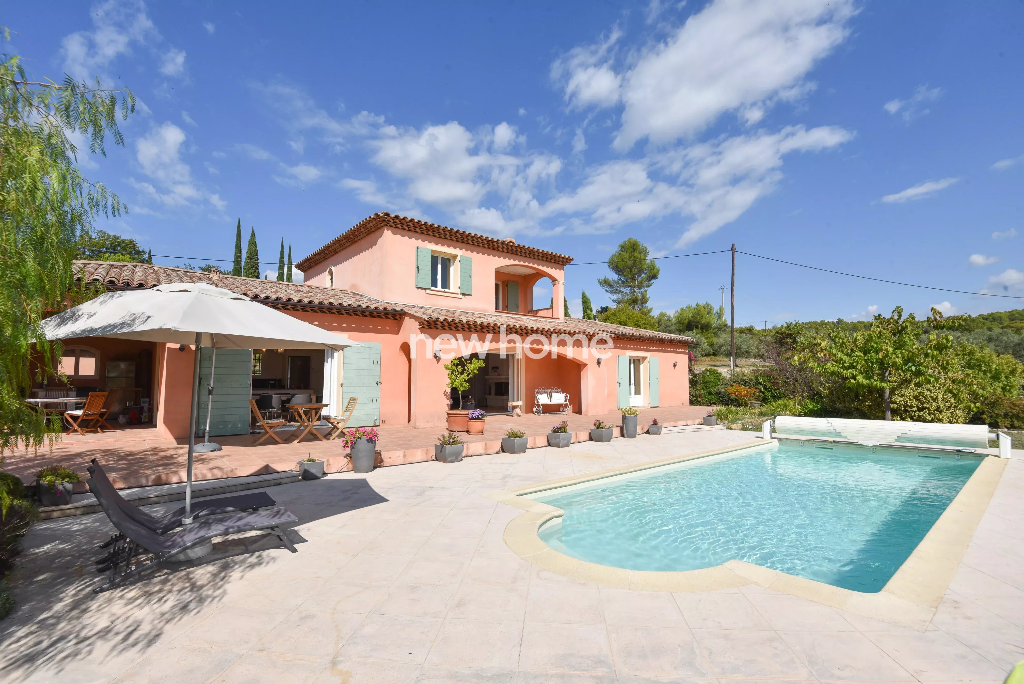 Proche de Lorgues, une villa provençale et lumineuse avec piscine et vue dégagée.