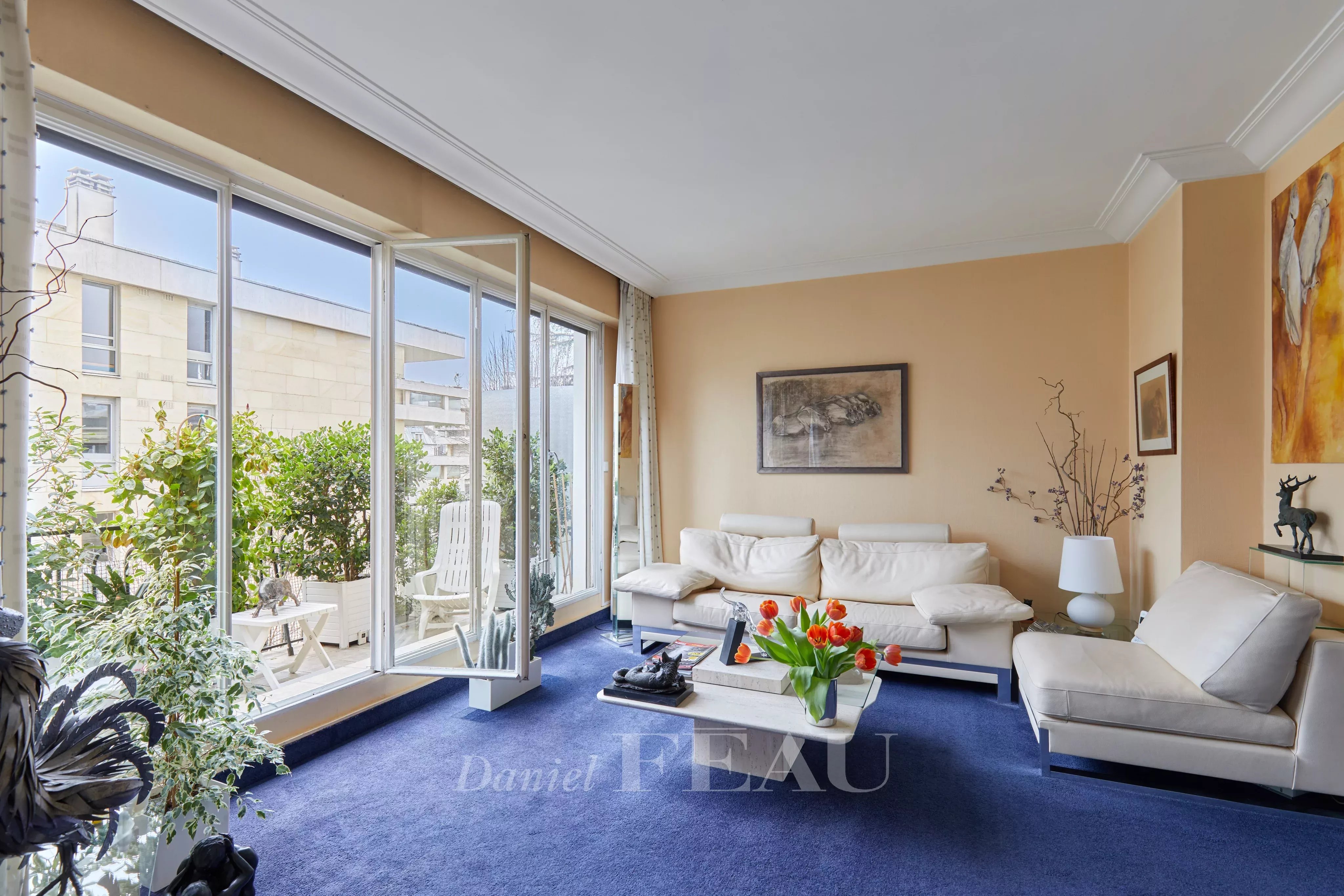 Neuilly-sur-Seine  -  A 2/3 bed apartment with a balcony