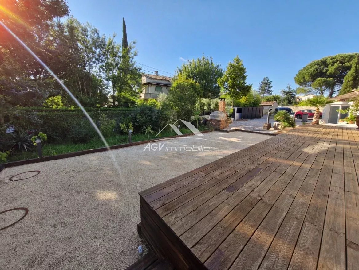 A Alès, maison 165 m², avec piscine garage, abris voiture et terrain de pétanque sur 1161 m² de terrain