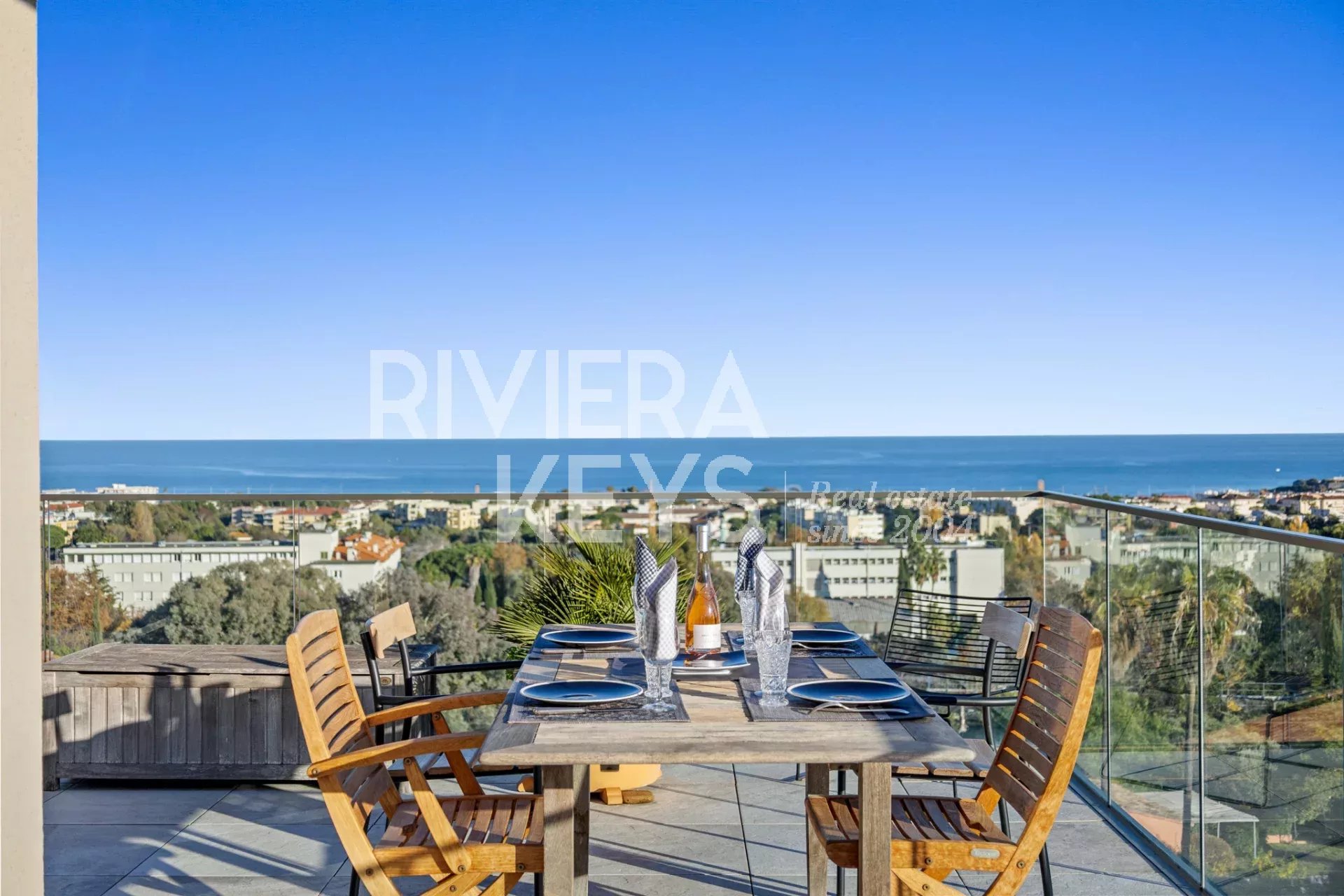 BUD GODKJENT  - ANTIBES: Fantastisk 3-romsleilighet i toppetasje med stor terrasse og havutsikt