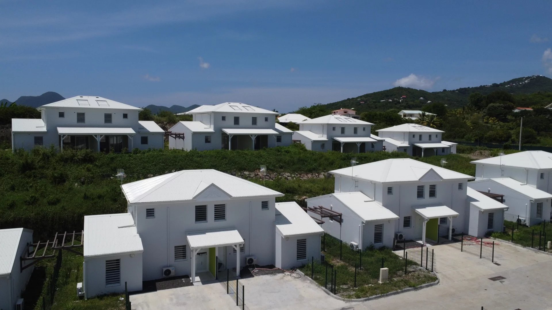 Le Diamant: Belle villa mitoyenne duplex T4 neuve, climatisée et moderne