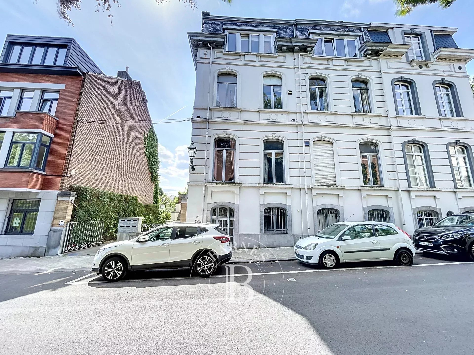 Uccle - Immeuble 3 façades à renover- 4 Logements- 3 Garages- Somptueux jardin
